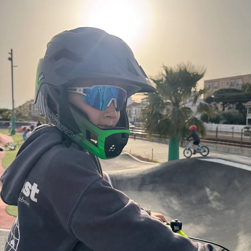 ROCKBROS Kinderhelm BMX MTB 내리막 헬멧 mit Abnehmbarem Kinnschutz und Krempe