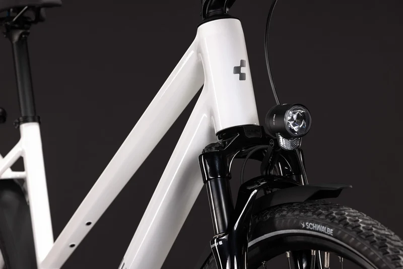 Cube Kathmandu Pro metallicwhite´n´chrome Trapeze 2027