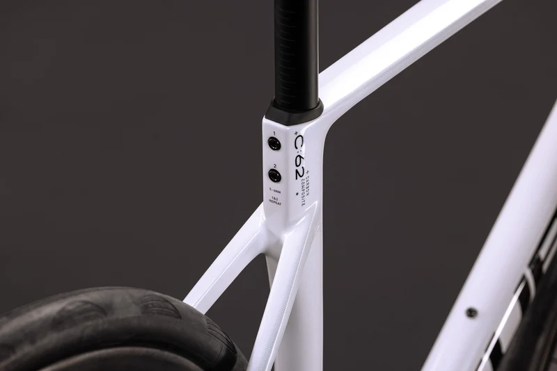 CUBE Attain C:62 SLX metallicwhite´n´black