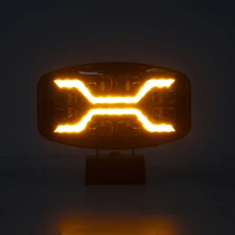 Dunkler X-Spider LED-Scheinwerfer mit weißem Tagfahrlicht und Stroboskopfunktion / 9"
