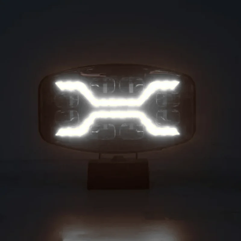 Dunkler X-Spider LED-Scheinwerfer mit weißem Tagfahrlicht und Stroboskopfunktion / 9"