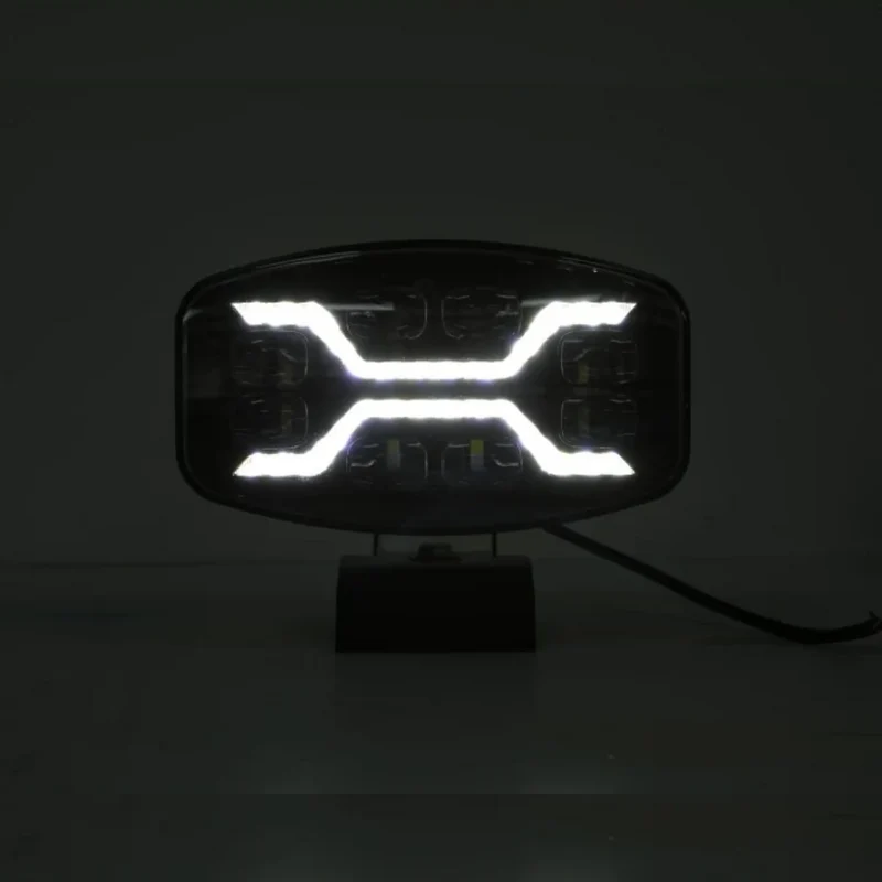 Dunkler X-Spider LED-Scheinwerfer mit weißem Tagfahrlicht und Stroboskopfunktion / 9"