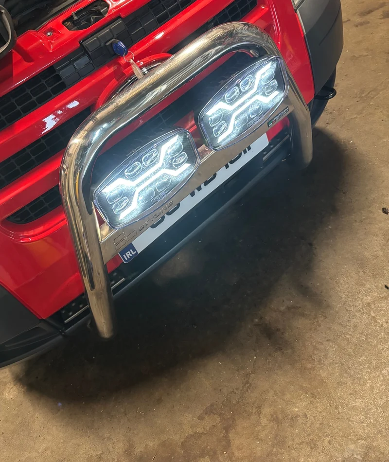 Dunkler X-Spider LED-Scheinwerfer mit weißem Tagfahrlicht und Stroboskopfunktion / 9"