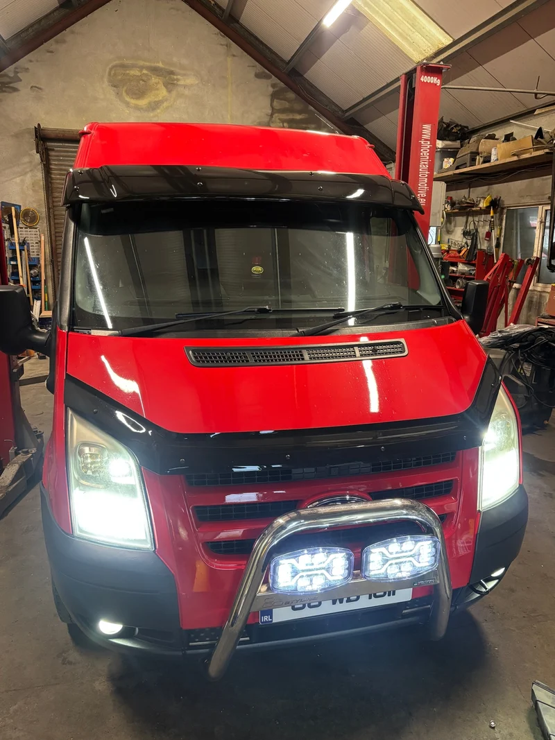 Dunkler X-Spider LED-Scheinwerfer mit weißem Tagfahrlicht und Stroboskopfunktion / 9"