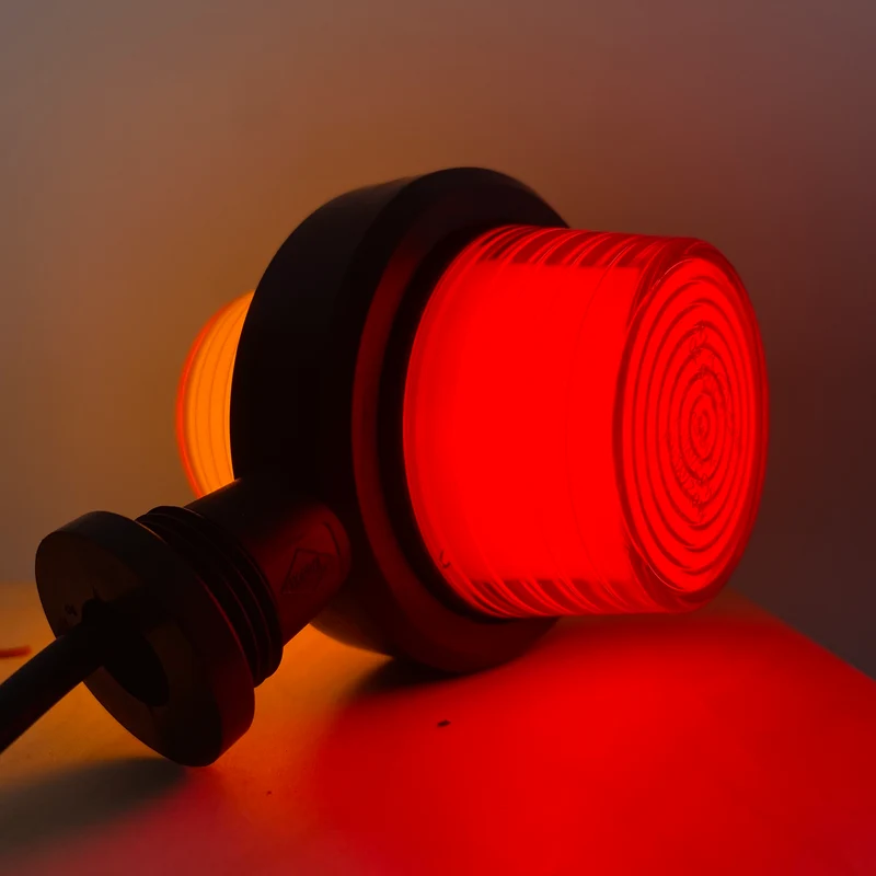 Kurze dänische Old-School-Positionsleuchte / Gelbe und rote Neonlinse