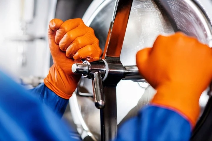 Strapazierfähige, orangefarbene strukturierte Nitrilhandschuhe