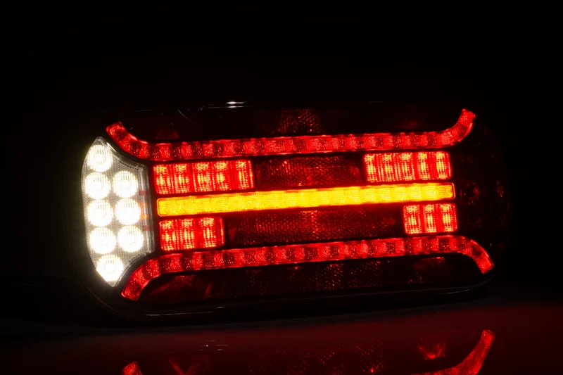 Große LED Anhängerleuchte mit dynamischem Blinker / 7 Funktionen / 300mm