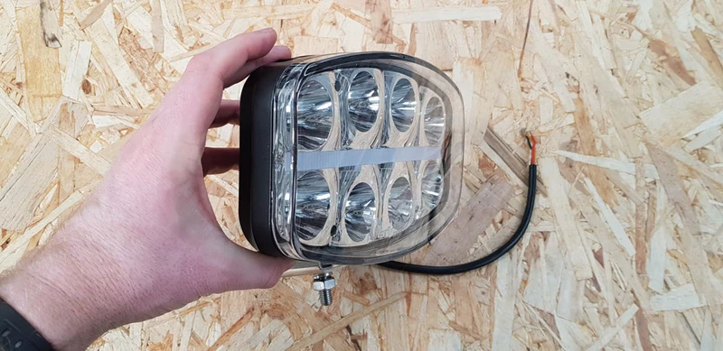 Voll-LED-Fernscheinwerfer mit Mittelstreifen-Standlicht