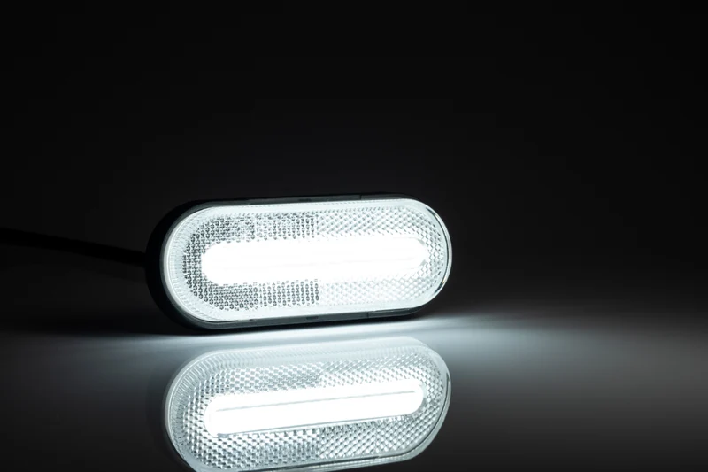 Weiße Markierungsleuchte von Fristom vorne mit LED-Streifen