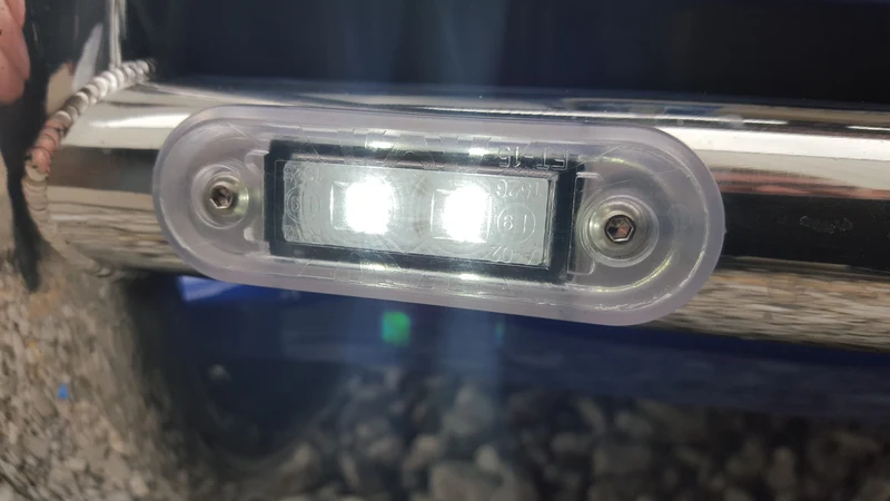 Abgerundete transparente Dichtung für Rohrstangen / Zur Verwendung mit flächenbündigen LED-Lampen