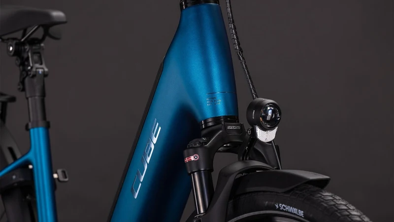CUBE Supreme Hybrid Deluxe Pro 600 electricblue´n´chrome