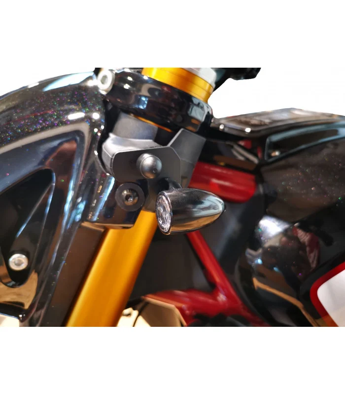 Die vordere Blinkeröffnung deckt die Indian FTR 1200 aus 100 % R CARBON ab