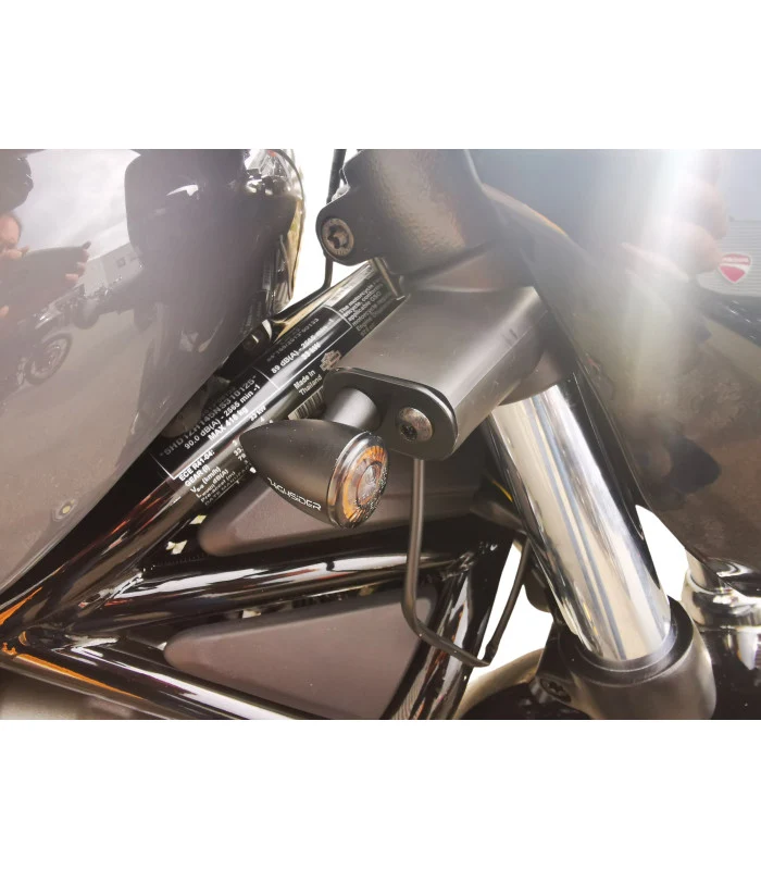Das vordere Blinkerloch deckt die Harley-Davidson Nightster 975 ab