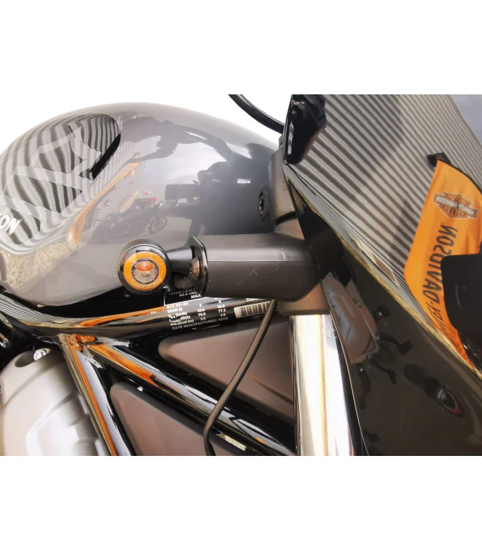 Das vordere Blinkerloch deckt die Harley-Davidson Nightster 975 ab