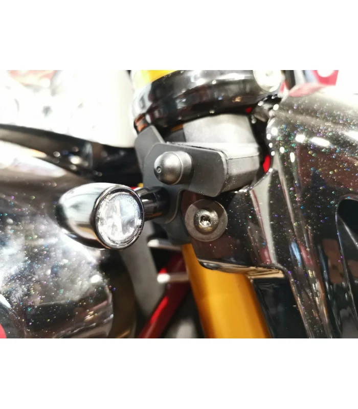 Das vordere Blinkerloch deckt die Indian FTR 1200 ab